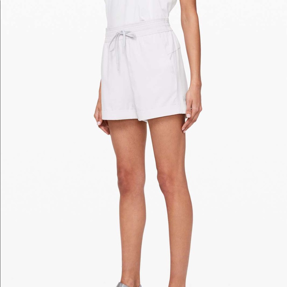 Lululemon Spring Break Away Short 3"
Light Chrome